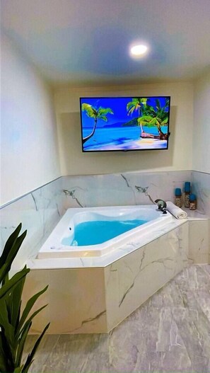 Hot Tub/Jacuzzi and TV (1)