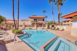 Pointe Resort at Tapatio Cliffs | Community Pool & Hot Tub