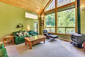 Living Room | Central Heating & A/C | Free WiFi | 1st Floor