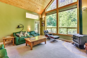 Living Room | Central Heating & A/C | Free WiFi | 1st Floor