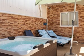 Indoor spa tub