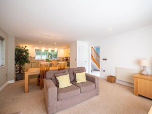Large open plan cottage with airy light lounge