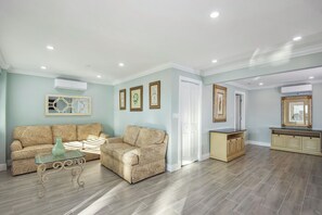 Spacious Livingroom