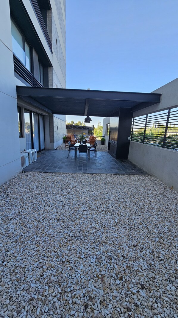 PATIO W/ ARGENTINIAN BBQ STYLE PIT