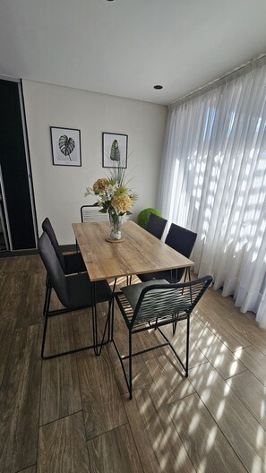 DINING/COMEDOR