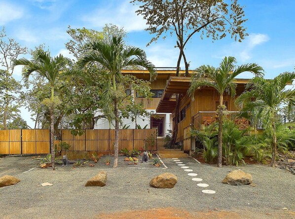 Welcome to Casa Cadejo
