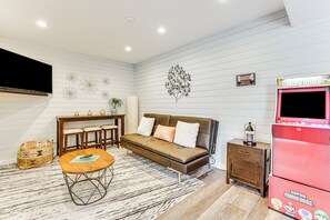 Living Room | Full Futon | Smart TV | Free WiFi