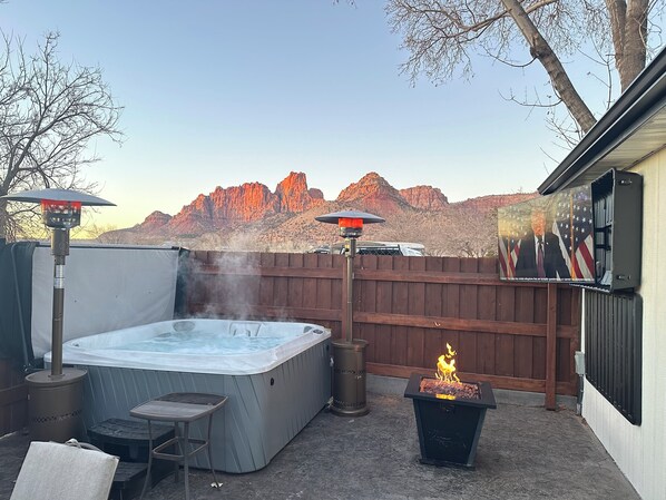 Outdoor spa tub
