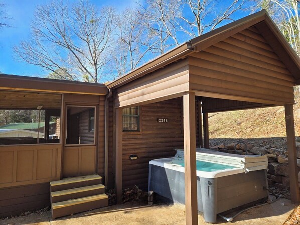 Outdoor spa tub