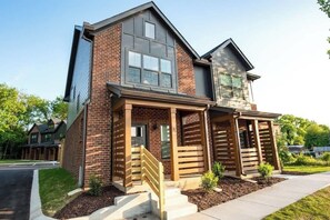 “This place was exactly as advertised. I would recommend this house to anyone staying in Nashville. Great beds, close to downtown, and very clean!” - Thomas ’23