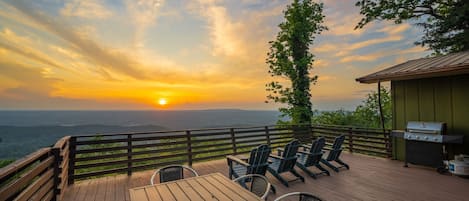 Plenty of seating for lounging on the deck and al fresco dining at sunset :)
