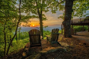 Quiet sitting area for 2 among nature with fantastic views!