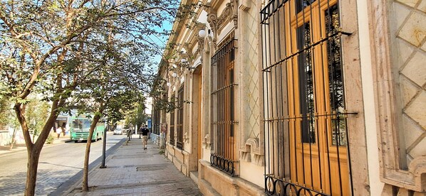 Vista frontal de la propiedad