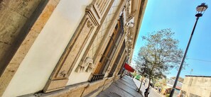 Vista frontal de la propiedad