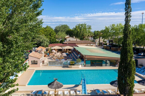 Unwind at the expansive outdoor pool, a highlight of Camping Village Abri de Camargue.