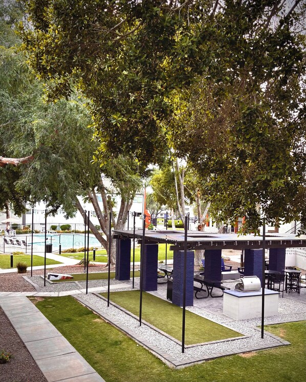Beautiful courtyard w barbecue and pool