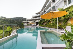 Swimming pool and spa (3)