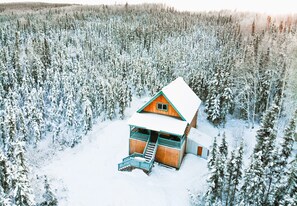Settle in to your a cozy log cabin retreat in your own breathtaking winter wonderland!