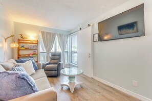 Living Room | Queen Sleeper Sofa | Smart TV | Free WiFi | Board Games