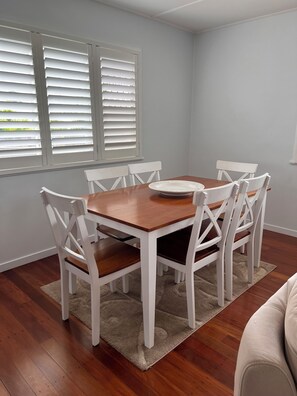 6 seater table