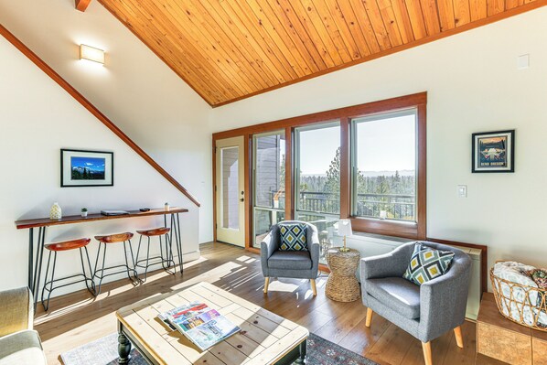 Bend Vacation Rental | 2BR | 2BA | 810 Sq Ft | 3 Flights of Stairs Required