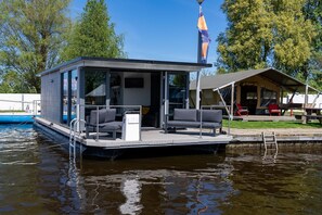 Stugans exteriör [sommar]