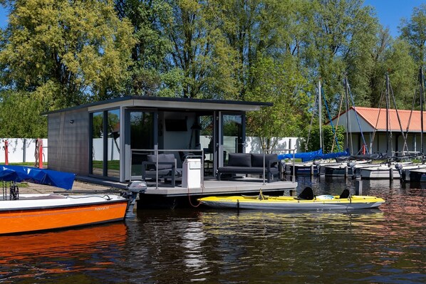 Stugans exteriör [sommar]