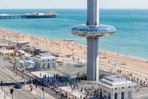 I360 - 10 minute walk!