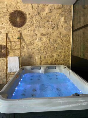 Indoor spa tub