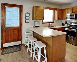 Full Size Kitchen with Breakfast Bar
