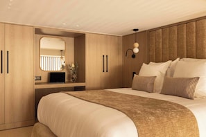 Chambre avec lit double, TV et bureau
