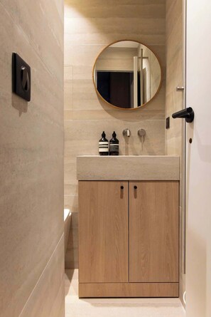Une salle d'eau moderne avec lavabo, douche à l'italienne et WC 