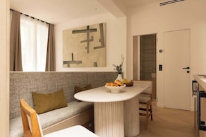 Une table pour se restaurer pour 6 personnes 