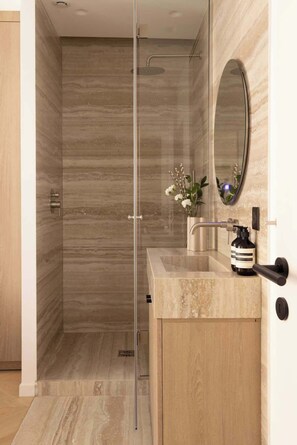 Une troisieme salle d'eau attenante à la chambre 2 : lavabo et douche à l'italienne 