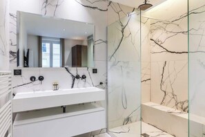 Une salle de bain avec douche confortable et design. 

