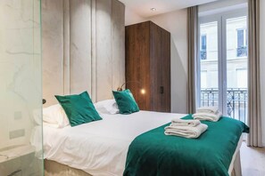 Une seconde chambre avec un grand lit pour deux personnes et une sublime salle de bains avec une douche à l'italienne toute marbrée.

