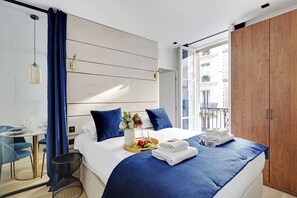  Une chambre avec un lit pour deux personnes assurant confort et praticité.