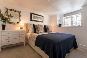 Bedroom with king size bed or two single beds, chest of drawers and wardrobe
