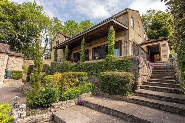 Glorious, spacious house with private driveway and incredible views