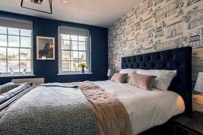 King size bed with  roof top views