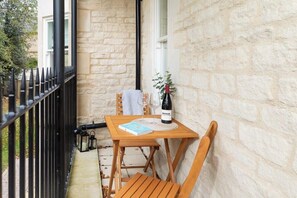 Pretty balcony, ideal for an early morning coffee!