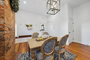 Kitchen & Dining