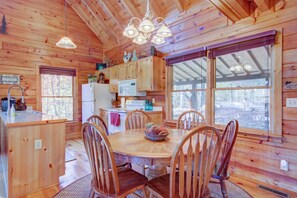 Rustic Mountain Charm with all the modern conveniences. 