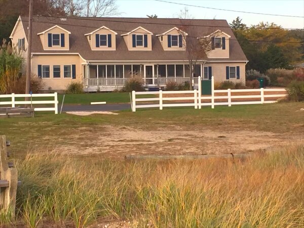 Peconic Bay Beach House + 5 Bedrooms + Spacious + - The Hamptons, NY
