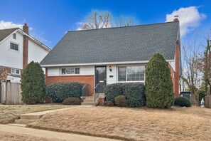Cottage, House, Lamp, Tree, Neighborhood