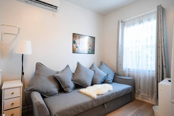 Bedroom w/Queen Sofa Bed