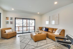 Living Room | Flat-Screen TV | Fireplace