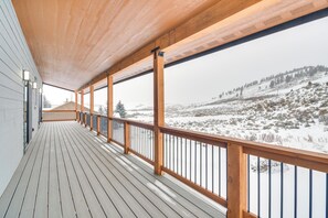 Covered Deck | Mountain Views
