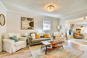 Living Room | Central A/C & Heating | Free WiFi | 1 Interior Step Required