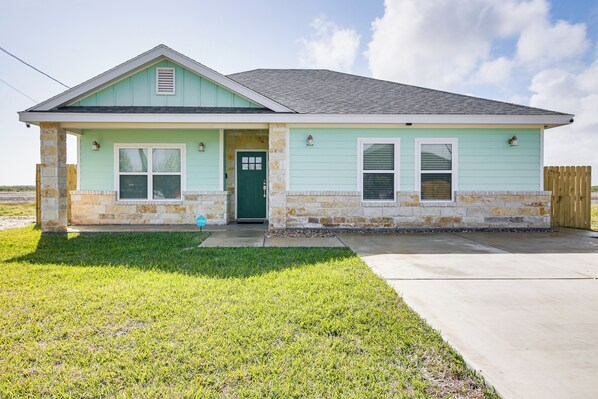 Port Isabel Vacation Rental | 3BR | 2BA | 1 Step to Enter | 1,207 Sq Ft